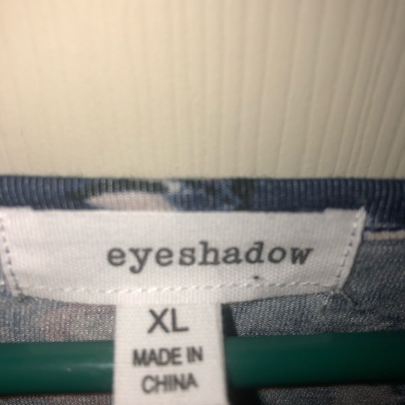 XL …Eyeshadow … very soft (94% viscose, 6% spandex) long sleeve popover v neck - Picture 3 of 6